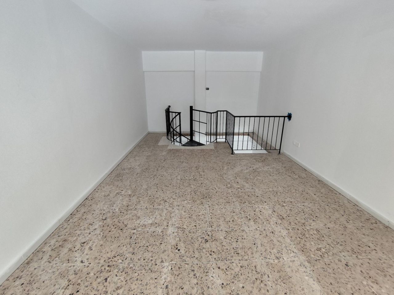 Магазин Agia Zoni, Кипр, 80 м² - фото 8