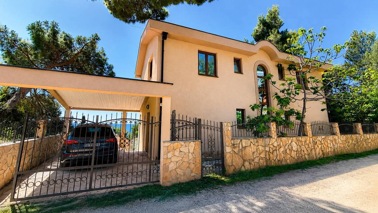 Вилла в Баре, Черногория, 240 м² - фото 1