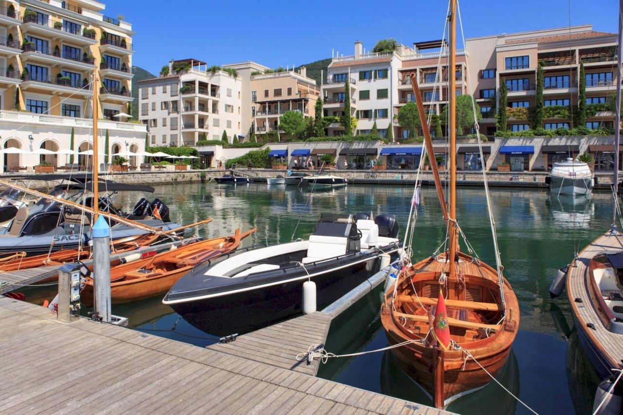 Апартаменты в Тивате, Черногория, 90 м² - фото 1