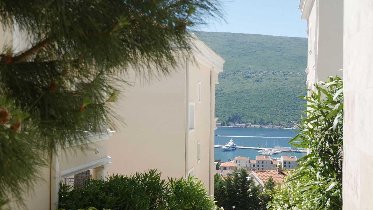 Квартира в Херцег-Нови, Черногория, 158.3 м² - фото 13