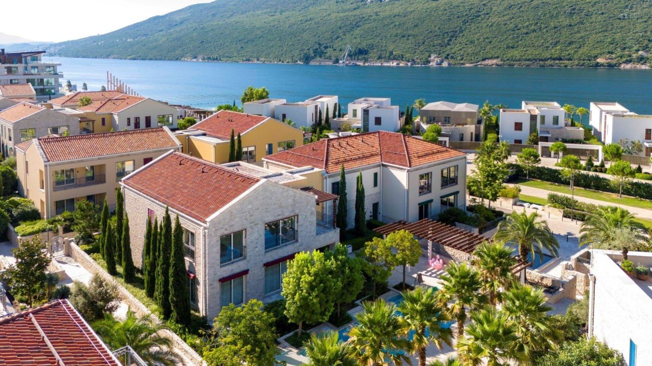 Апартаменты в Херцег-Нови, Черногория, 188 м² - фото 1