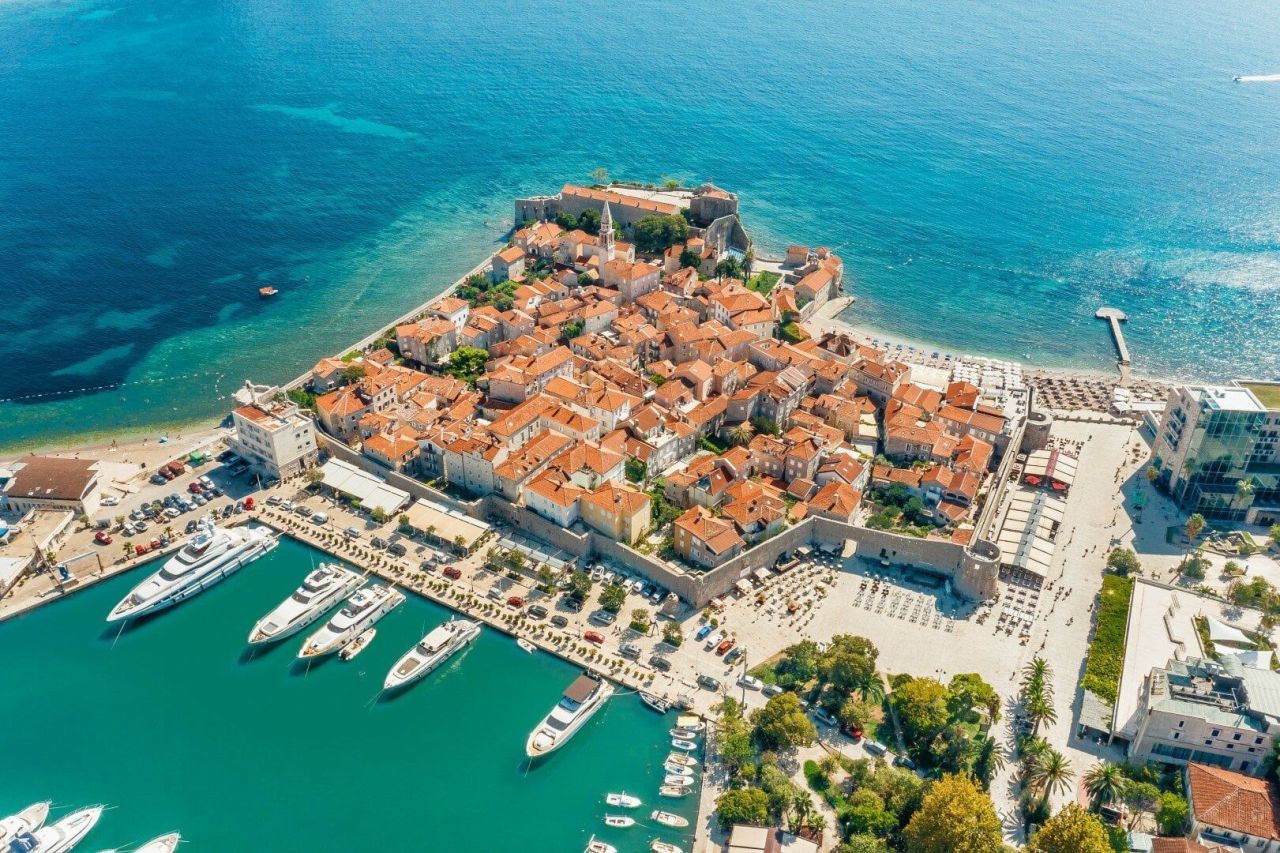 Коммерческая недвижимость в Будве, Черногория, 268 м² - фото 2