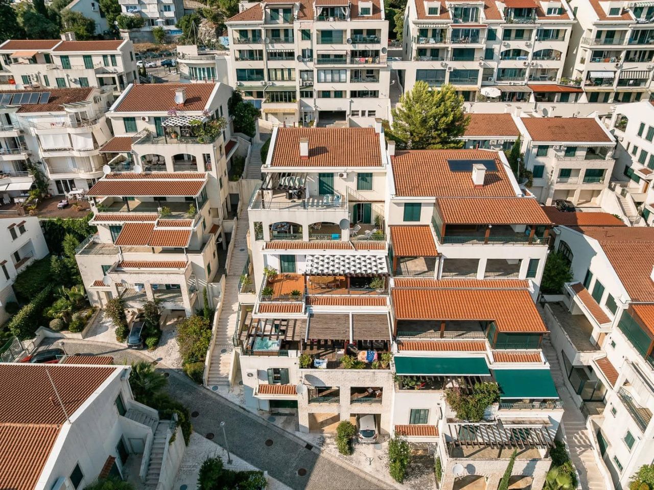 Апартаменты в Херцег-Нови, Черногория, 334 м² - фото 3
