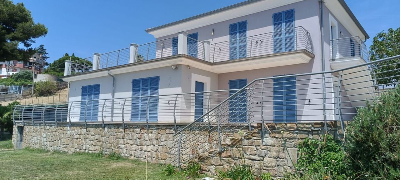 Вилла в Сан-Ремо, Италия, 220 м² - фото 1