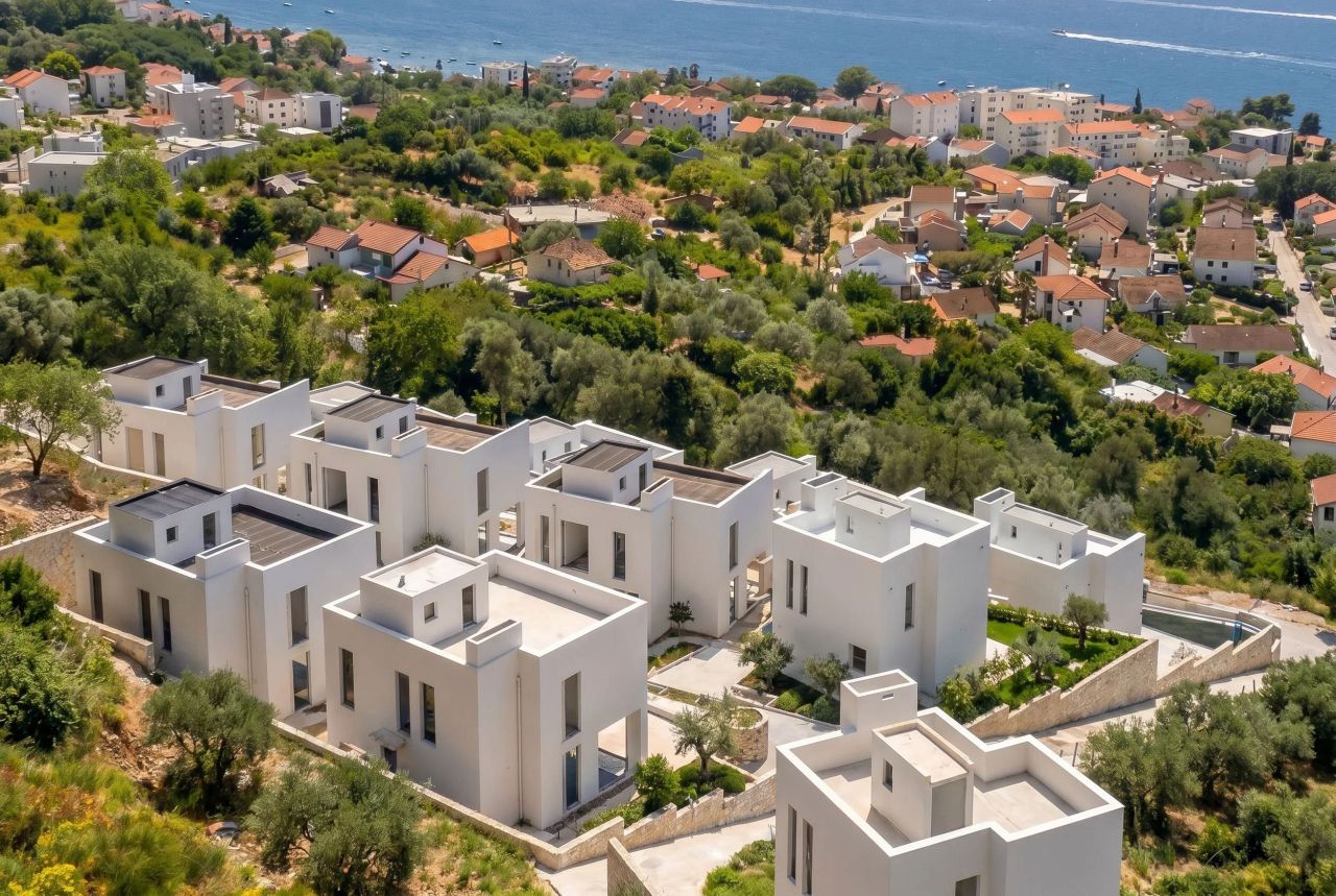 Дом в Херцег-Нови, Черногория, 308 м² - фото 1