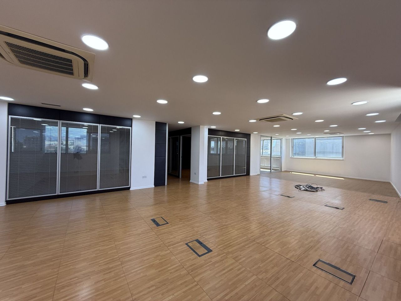 Офис в Айос-Атанасиосе, Кипр, 300 м² - фото 1