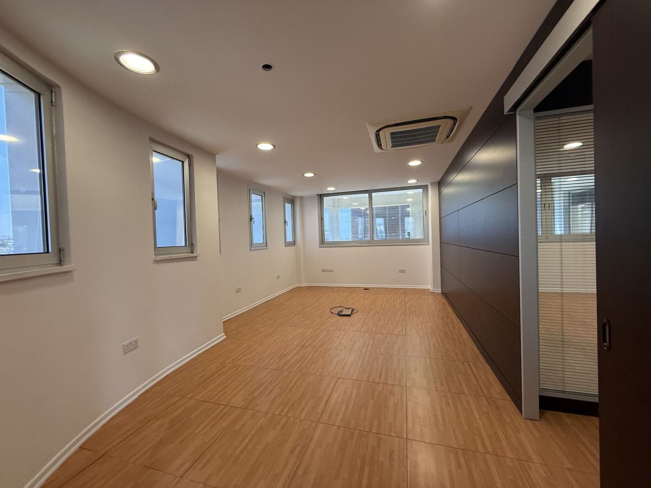 Офис в Айос-Атанасиосе, Кипр, 300 м² - фото 11