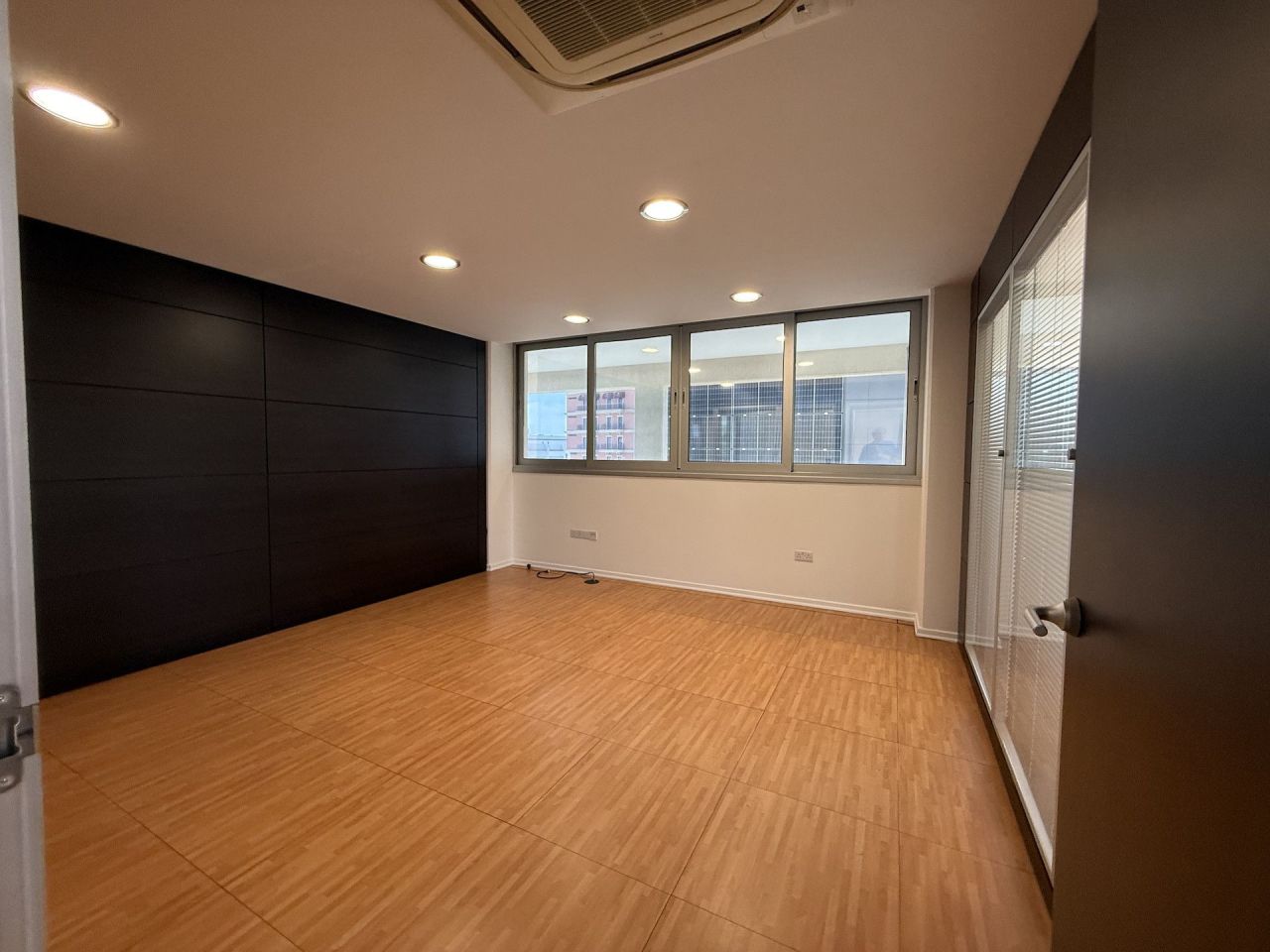 Офис в Айос-Атанасиосе, Кипр, 300 м² - фото 12