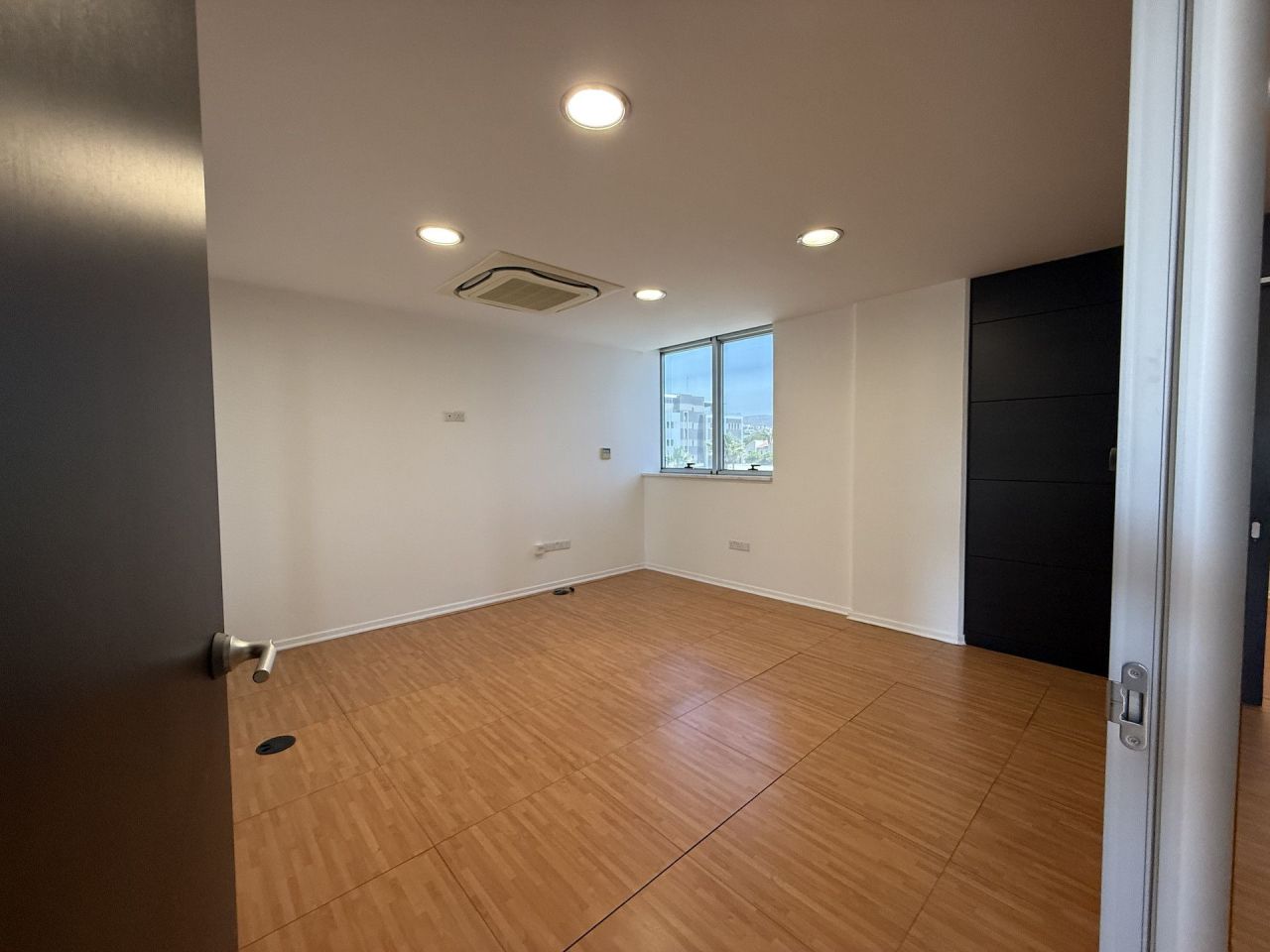 Офис в Айос-Атанасиосе, Кипр, 300 м² - фото 14