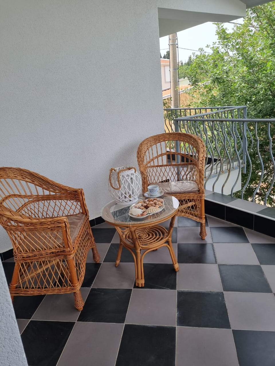 House 120m² with Two Apartments, Bar 9