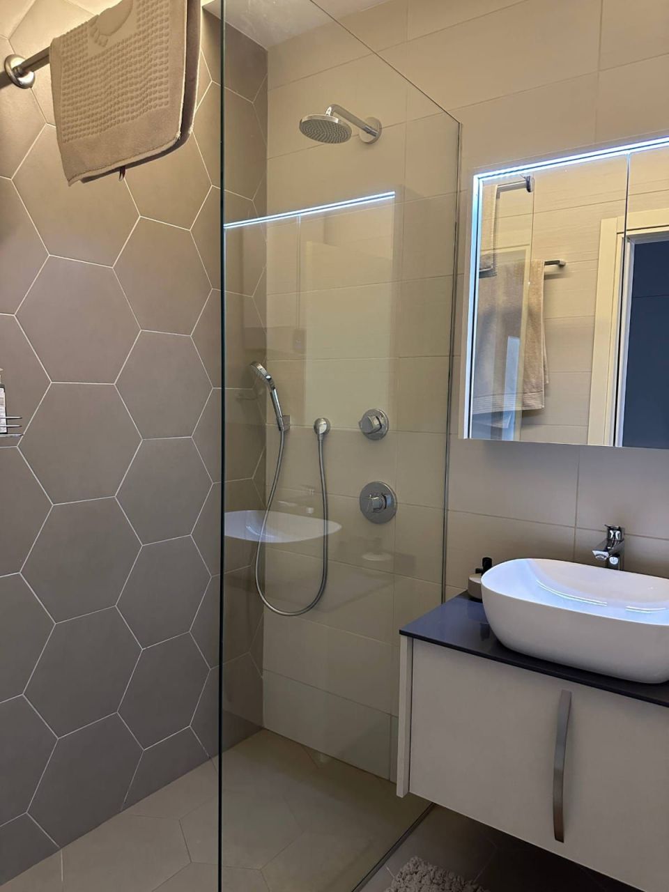 Renovated 1-bedroom apartment, 55 m², bay view, 5 min to the sea — Dobrota, Kotor 4