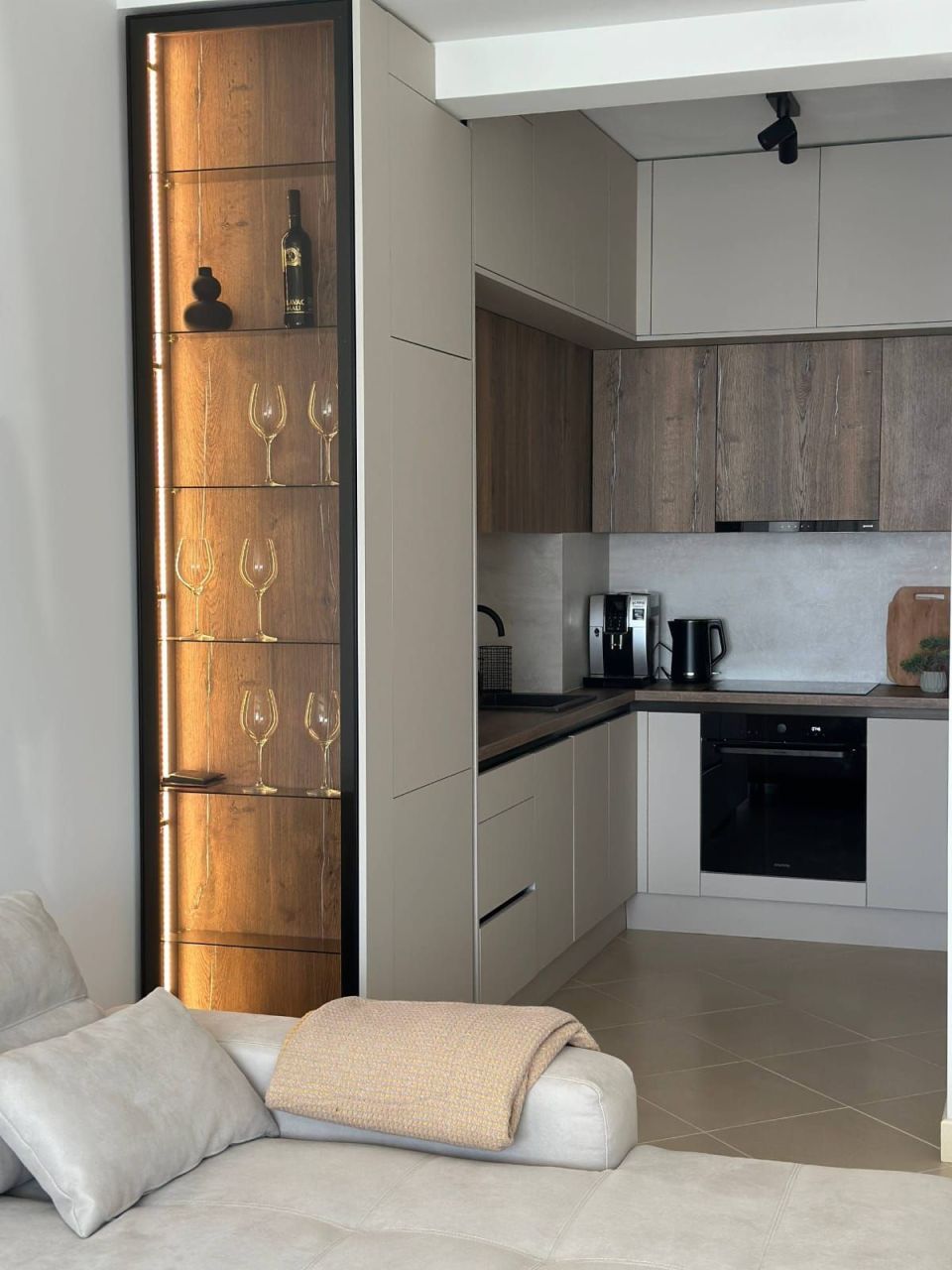 Renovated 1-bedroom apartment, 55 m², bay view, 5 min to the sea — Dobrota, Kotor 9