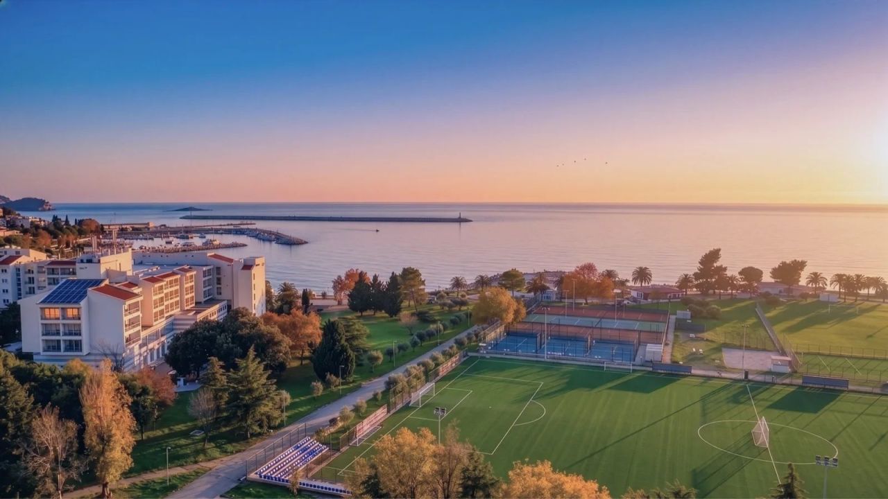 Luxury apartment 88 m² near the pine grove and Šušanj beach, 400 m to the sea — Bar Riviera 5