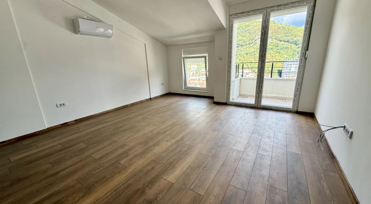 New 1-bedroom apartment, 46 m², top floor with lift — Topliška street, Budva 9
