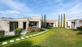 Вилла за 23 400 евро за неделю в Мандельё-ла-Напуль, Франция