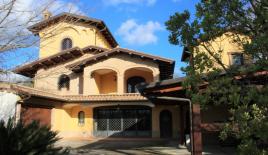 Дом за 530 000 евро в Торторето, Италия