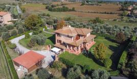 Дом в Кастильоне-дель-Лаго, Италия (цена по запросу)