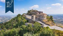 Замок в Римини, Италия (цена по запросу)