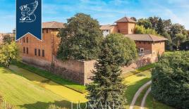 Замок в Павии, Италия (цена по запросу)