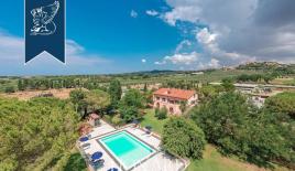 Ферма за 2 800 000 евро в Кастеллина-Мариттима, Италия