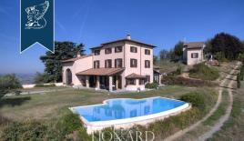Вилла за 2 000 000 евро в Страделле, Италия