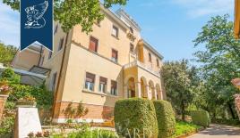 Отель, гостиница за 950 000 евро в Сполето, Италия