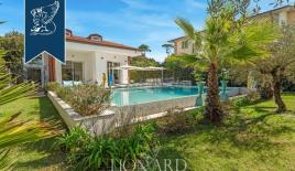 Вилла в Пьетрасанте, Италия (цена по запросу)