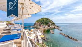 Отель, гостиница в Неаполе, Италия (цена по запросу)