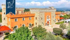 Замок в Авеллино, Италия (цена по запросу)