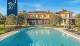 Вилла за 3 950 000 евро в Лукке, Италия