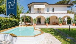 Вилла в Форте деи Марми, Италия (цена по запросу)