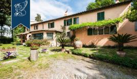 Вилла за 1 800 000 евро в Лукке, Италия