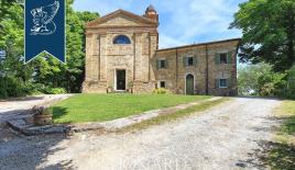 Замок в Форли-Чезене, Италия (цена по запросу)