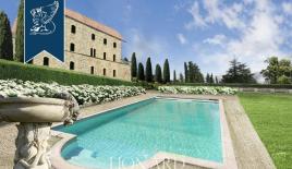 Ферма за 1 300 000 евро в Пистое, Италия