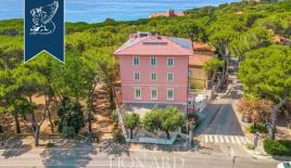 Отель, гостиница за 3 950 000 евро в Розиньяно Мариттимо, Италия