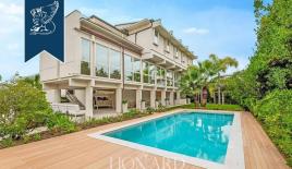 Вилла в Пьетрасанте, Италия (цена по запросу)