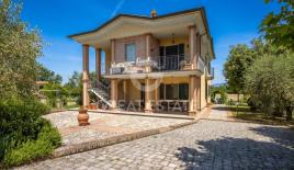 Вилла за 680 000 евро в Кастильоне-дель-Лаго, Италия