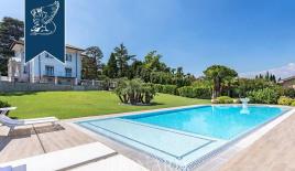 Вилла в Дезенцано-дель-Гарда, Италия (цена по запросу)