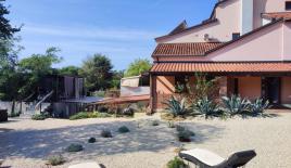 Отель, гостиница за 1 800 000 евро в Умаге, Хорватия