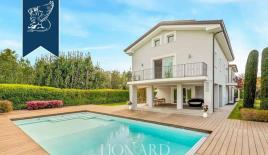 Вилла в Форте деи Марми, Италия (цена по запросу)