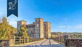 Замок в Массе, Италия (цена по запросу)