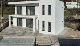 Вилла за 450 000 евро в Добра Воде, Черногория