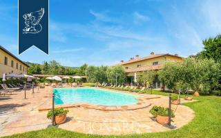 Отель, гостиница за 7 200 000 евро в Корчано, Италия