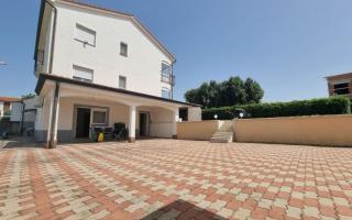 Отель, гостиница за 700 000 евро в Порече, Хорватия