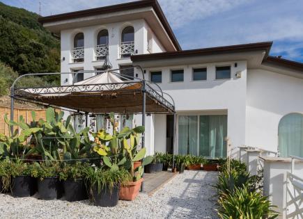 Дом за 1 800 000 евро в Карраре, Италия