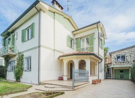 Дом за 1 300 000 евро в Виареджо, Италия