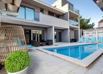 Отель, гостиница за 940 000 евро в Рогознице, Хорватия