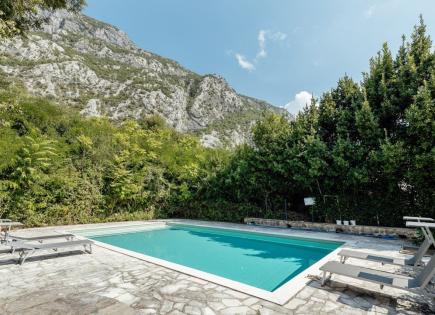 Апартаменты за 299 000 евро в Доброте, Черногория