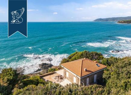 Апартаменты за 1 700 000 евро в Розиньяно Мариттимо, Италия