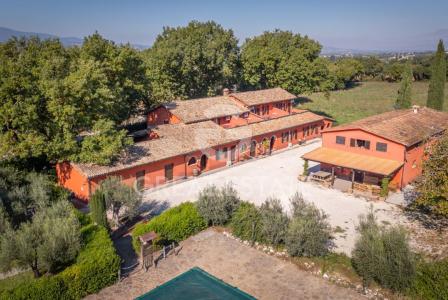 Отель, гостиница за 1 250 000 евро в Сполето, Италия